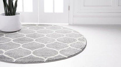 Rugs.com Lattice Frieze Collection Rug – 7' Round Light Gray Medium Rug Perfect for Kitchens, Dining Rooms