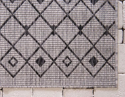 Unique Loom Outdoor Trellis Collection Area Rug - Tribal Trellis (6' 1" x 9' Rectangle, Gray/ Black)