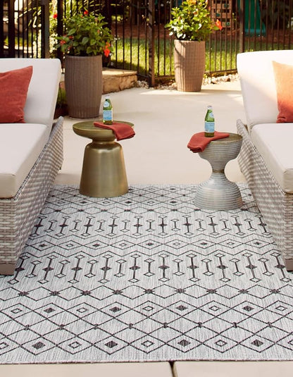 Unique Loom Outdoor Trellis Collection Area Rug - Tribal Trellis (3' 3" x 5' 3" Rectangle, Gray/ Black)