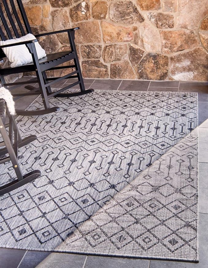 Unique Loom Outdoor Trellis Collection Area Rug - Tribal Trellis (4' 1" x 6' 1" Rectangle, Gray/ Black)