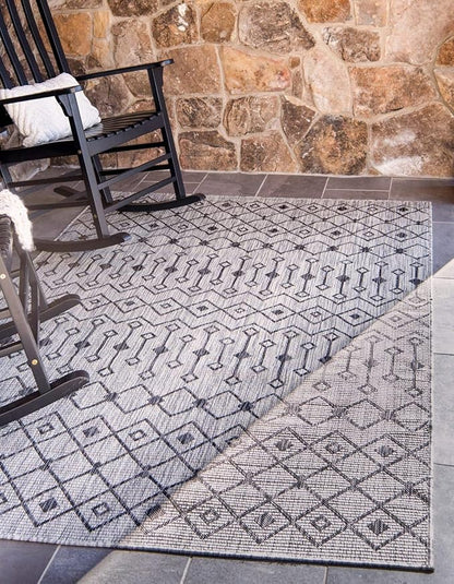 Unique Loom Outdoor Trellis Collection Area Rug - Tribal Trellis (4' 1" x 6' 1" Rectangle, Gray/ Black)