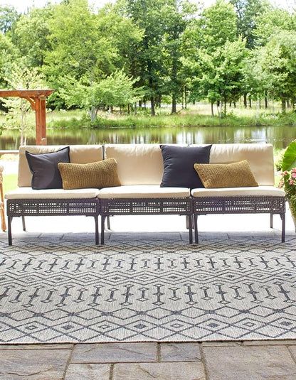 Unique Loom Outdoor Trellis Collection Area Rug - Tribal Trellis (10' 8" Square, Gray/ Black)