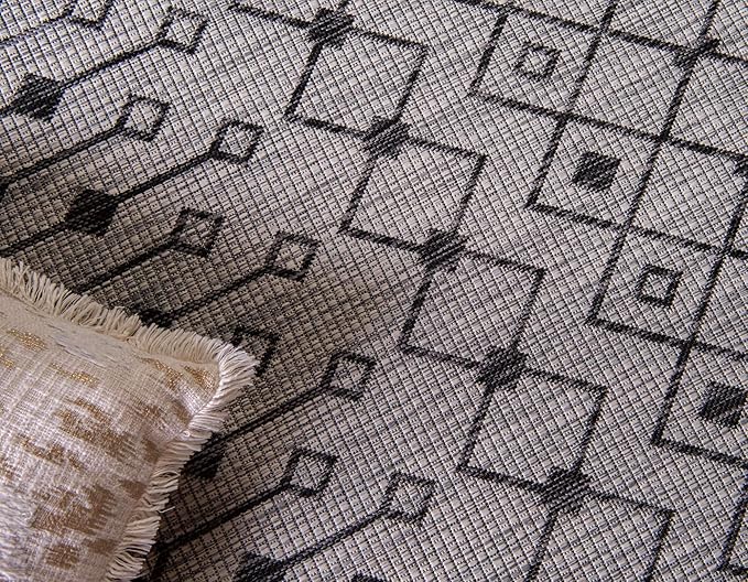 Unique Loom Outdoor Trellis Collection Area Rug - Tribal Trellis (8' x 11' 4" Rectangle, Gray/ Black)