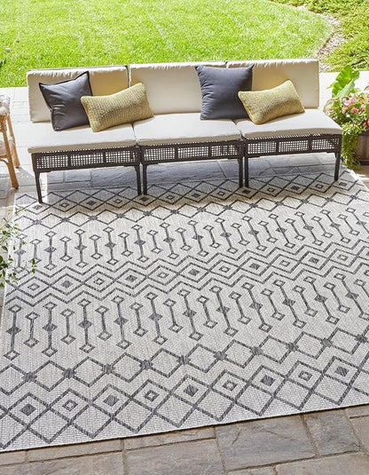 Unique Loom Outdoor Trellis Collection Area Rug - Tribal Trellis (7' 10" Square, Gray/ Black)