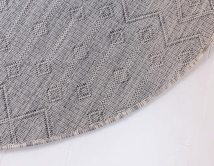 Unique Loom Outdoor Trellis Collection Area Rug - Tribal Trellis (7' 10" Round, Gray/ Black)