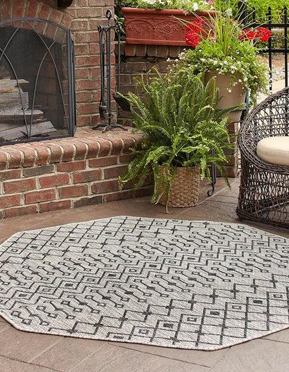 Unique Loom Outdoor Trellis Collection Area Rug - Tribal Trellis (5' 3" Octagon, Gray/ Black)