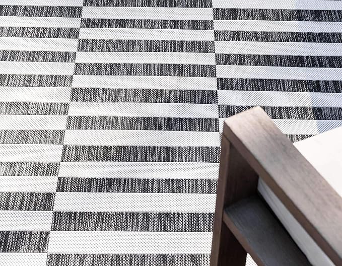 Unique Loom Outdoor Striped Collection Area Rug - Striped (4' 1" Round, Charcoal/Ivory)
